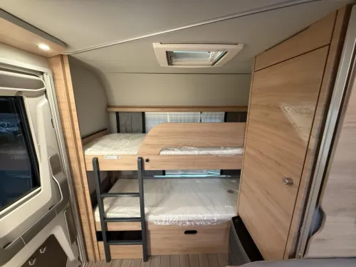 Knaus Sudwind Black Selection 540 FDK Etagenbett / Franz&ouml;sisches Bett Foto: 12