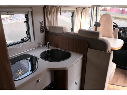 Dethleffs Advantage I7050 A-class with French bed automatic photo: 8