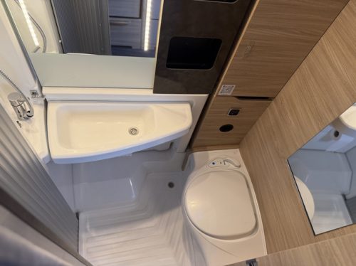 Knaus Van Ti Plus 650 MEG Platinum S / Kostenlose Stellplatz Foto: 11