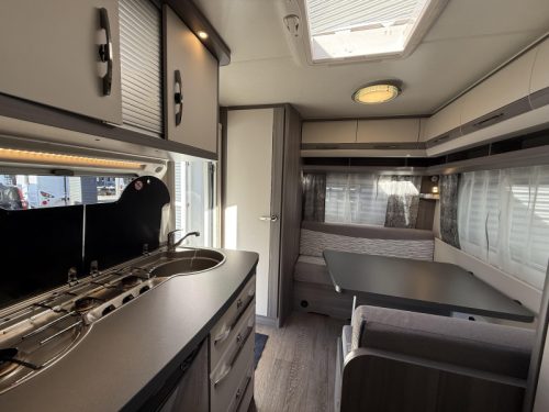 Hobby On Tour 390 SF FIXED BED MOVER AWNING TOP  photo: 17