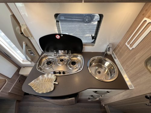 B&uuml;rstner Travel Van T620 Harmony line SINGLE BEDS TOW HITCH photo: 6