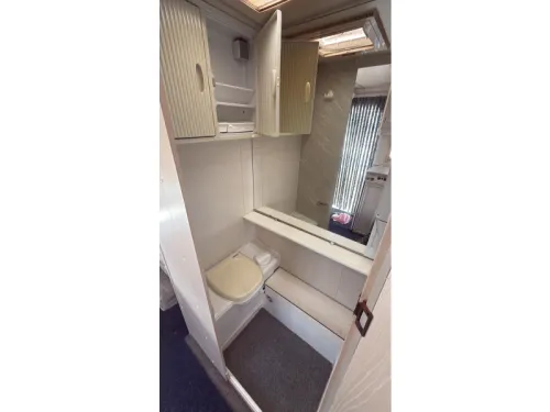 LMC Luxus 390 P seating area bed toilet photo: 3