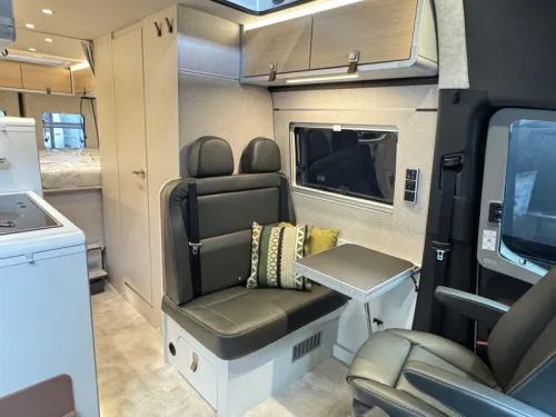 Hymer Grand Canyon S 700 4x4 - Aufstelldach - L&auml;ngsbett Foto: 3