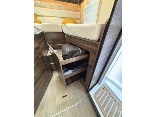 Laika Ecovip 4009 L automatic, E&P single bed  photo: 22