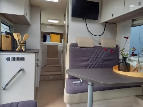 B&uuml;rstner Lineo 690 G - 155hp - Narrow camper photo: 1