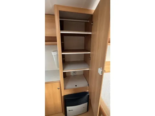 Home-Car Racer Trophy 43 fixed bed dinette toilet photo: 5