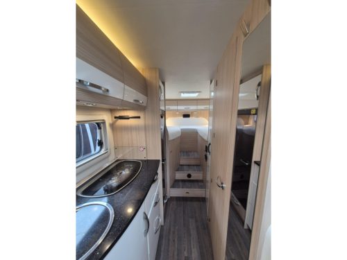 B&uuml;rstner Travel Van 690 G Lengtebedden  foto: 13