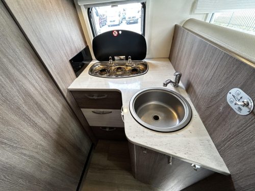 B&uuml;rstner Ixeo IT 700 Queen bed/pop-top roof/39,000km photo: 16