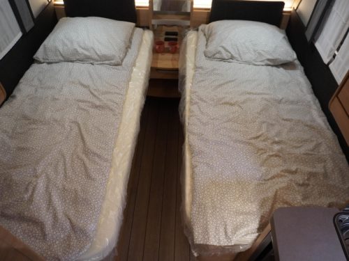 Knaus Sudwind Black Selection 460 EU ENKELE BEDDEN Foto: 2