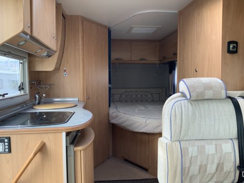 B&uuml;rstner El&eacute;gance 660 Integral, French bed & pull-down bed, Swivel seats, Hydraulic leveling jacks, Year 2004 Camper Centrum On the Road at Noorderringweg 4 in Marum. photo: 10