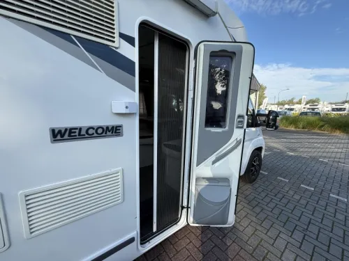 Chausson Welcome 718 EB Limited French bed Pop-top roof photo: 10