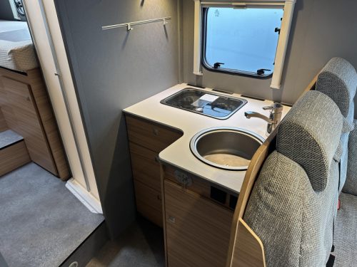 Dethleffs Just 7052 DBM roof air conditioning photo: 6