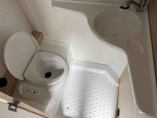 Caravelair Alba 400 FIXED BED DINETTE AWNING photo: 11