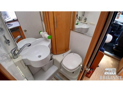 Hymer SEMI-INTEGRATED HV 522 .. 2006 transverse bed photo: 6