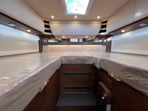 Carthago Chic C-Line I 4.9 LE MERCEDES/OVERHEAD CUPBOARDS  photo: 9