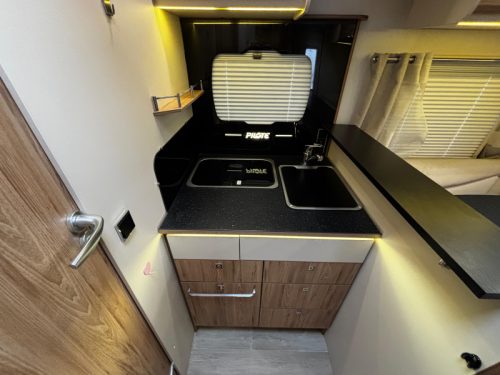 Pilote P 706 GJ Motorhome, 4 berths photo: 6
