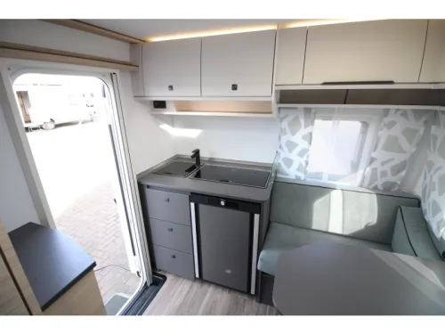 Fendt Apero Activ 390 FH French bed & end kitchen! photo: 10