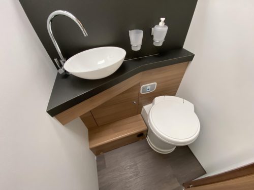 Adria Matrix Plus 670 DL SINGLE BEDS+LIFT BED photo: 6