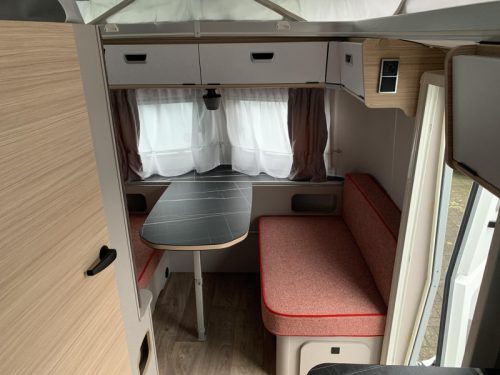 Eriba Touring Urban 530 Fliegengittert&uuml;r/Serviceluke/Markise Foto: 4