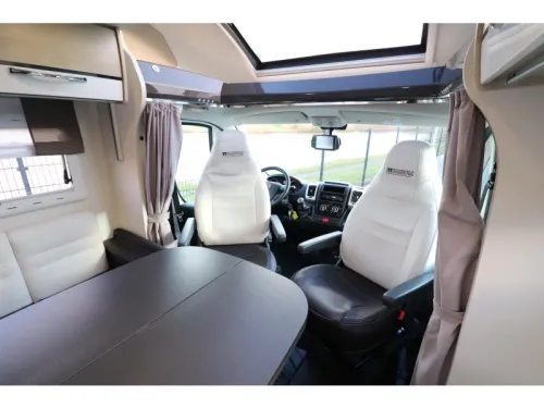 Chausson Titanium 738 XLB QUEENSBED + POP-TOP ROOF photo: 12