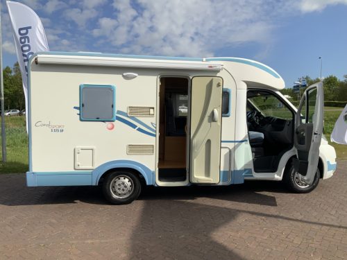 Adria Compact 2.3 MultiJ. 130 PS, Teilintegriert, franz&ouml;sisches Bett hinten, Motorklimaanlage, Anh&auml;ngerkupplung, kleiner Camper, Bj. 2009 Camp centrum on the road Marum Foto: 2