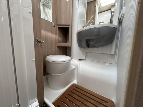 Laika Kosmo 209 single beds + pop-top roof  photo: 16