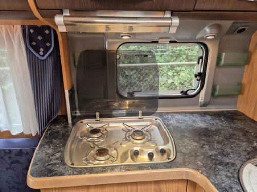 B&uuml;rstner 525 TS Belcanto Queens bed small awning photo: 10