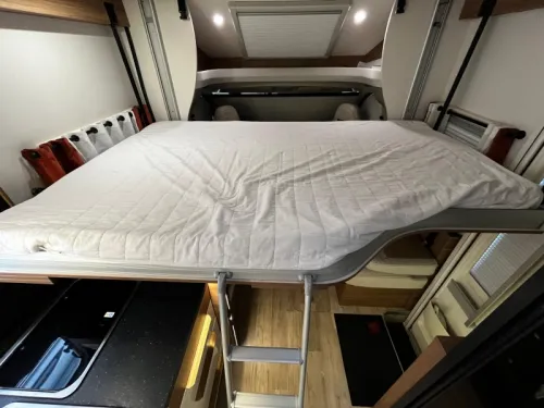 Pilote P 726 FC Wohnmobil, Queensbett, Hubbett Foto: 12
