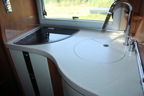 Carthago 4.2 Vollintegriert 2.3 M-jet 148 PS, Alko Fahrgestell light, Motor-Klimaanlage, Hubbett & Querbett, Garage, Drehst&uuml;hle vorne, L-Sitz, Seitensitz, etc. Marum (Groningen) Foto: 9