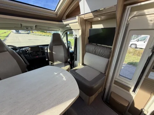 Eura Mobil Profila T 695 EB Wintervast, Lengtebedden  foto: 20