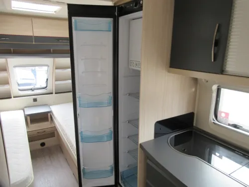 Hobby De Luxe 495 UL MIT FESTEN MARKISEN UND RANGIERHILFE Foto: 11