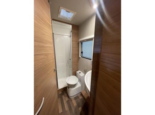 Weinsberg CaraSuite 650 MF 5 Gurte, mit Hubbett Foto: 10