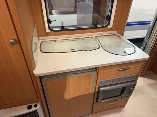 Knaus Sport 500 FDK STAPELBED VASTBED ZITJE foto: 9