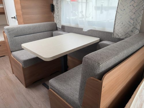 Hobby De Luxe 490 KMF Mover/Awning  photo: 3