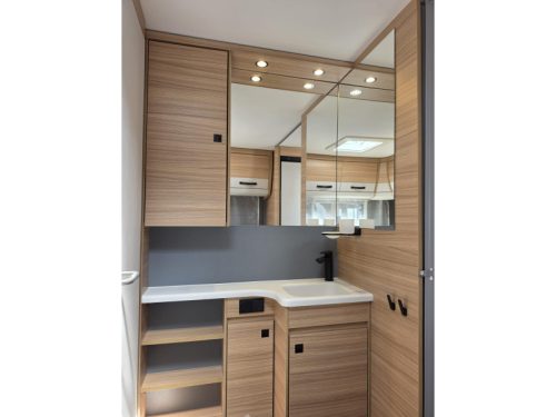 Dethleffs Summer Edition 470 FR U-shaped dinette, French bed photo: 5