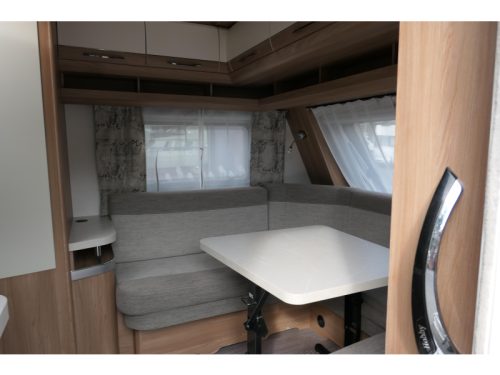 Hobby De Luxe 460 LU Einzelbetten Rangierhilfe und Vorzelt Foto: 6
