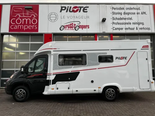 Pilote P 690 D Motorhome, Central pop-up bed photo: 1