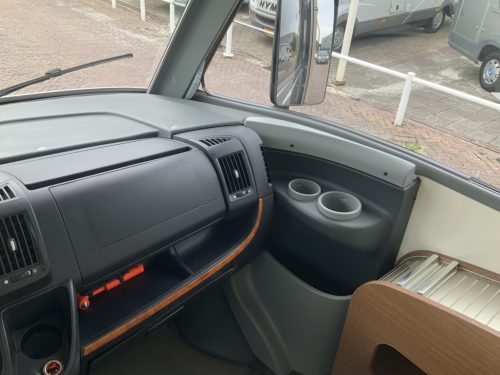 B&uuml;rstner Aviano 727 2.3 AUTOMATIC 150 HP integral, Engine air conditioning, Queen bed, ground floor, side seating group Year 2012 Camper centrum on the road photo: 27