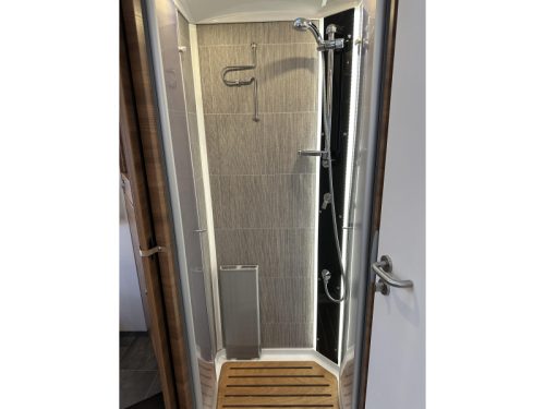 Dethleffs Globetrotter 7850 XLI DBM Premium, Upper cabinets photo: 21