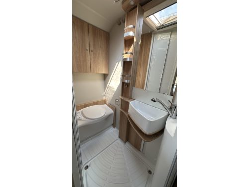 Knaus Sky Wave 60 Years 650 MF Autom-techo elevable-suspensi&oacute;n neum&aacute;tica foto: 23