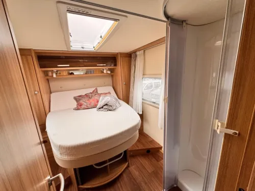 Knaus Sun Ti 700 LX Premium mit Queensbett Foto: 15