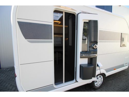 Hobby De Luxe 400 SFE French bed & tall refrigerator photo: 19