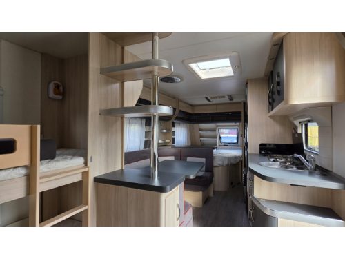 Hobby De Luxe Edition 650 KMFE awning photo: 11