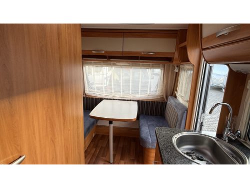 Eriba Nova 480 GL Einzelbetten Sitzgruppe Foto: 4