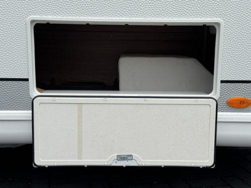 Hobby De Luxe 495 UL with single beds **Mover/Bike rack/Bag awning/Outdoor gas/2nd service hatch/1st owner/Very neat caravan** photo: 17
