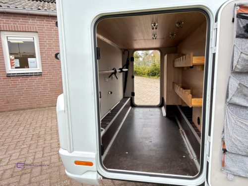 Knaus Sky TI 700 MX Queensbett Niveauregulierung Foto: 18