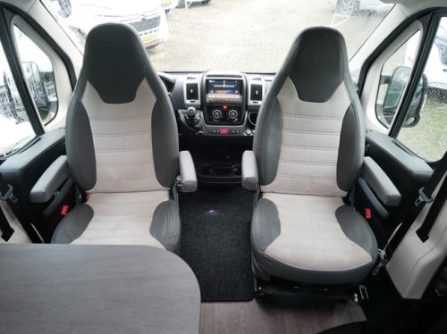 Sunlight Cliff 600 XV, Camper van de 6 metros, Cama transversal foto: 5