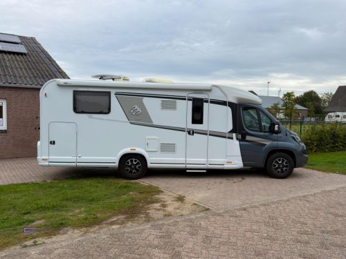 Knaus Sky TI 700 MX Queensbett Niveauregulierung Foto: 22
