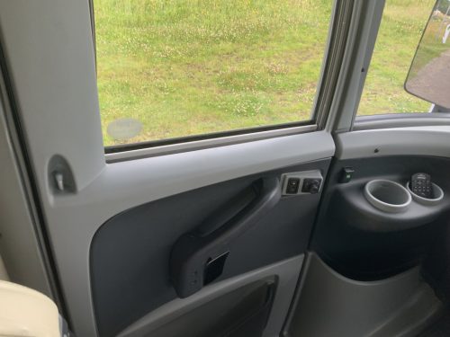 B&uuml;rstner Aviano 727 2.3 AUTOMATIC 150 HP integral, Engine air conditioning, Queen bed, ground floor, side seating group Year 2012 Camper centrum on the road photo: 28