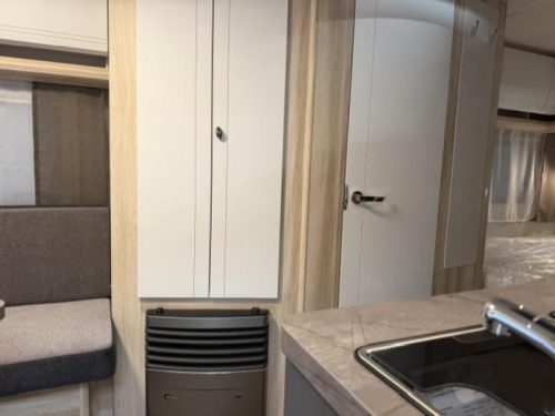 Hobby De Luxe 495 UL 1800 kg/ Bed extension photo: 4